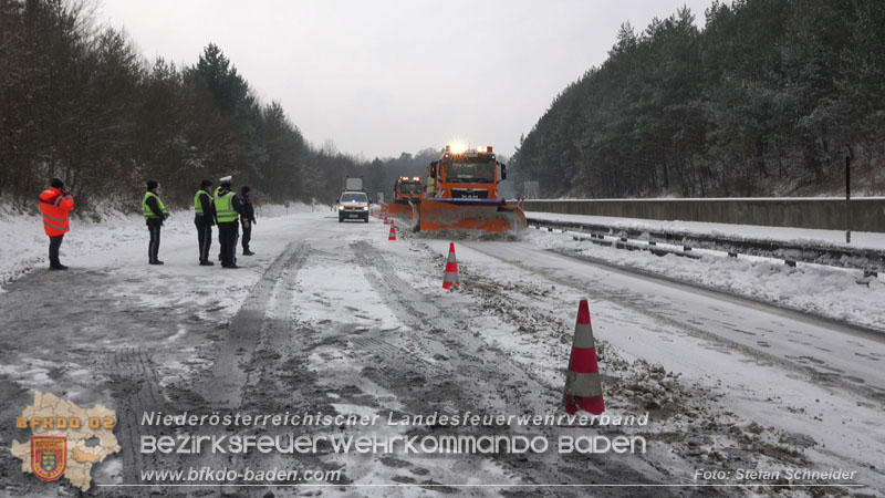 20260109_Vollbrand LKW Sattelzug auf der A21 bei Heiligenkreuz NÖ fordert Einsatzkräfte über Stunden  Foto: Stefan Schneider BFKDO BADEN