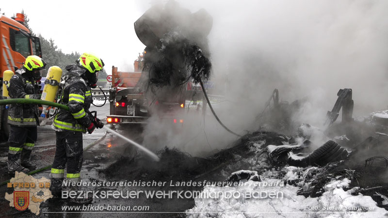 20260109_Vollbrand LKW Sattelzug auf der A21 bei Heiligenkreuz NÖ fordert Einsatzkräfte über Stunden  Foto: Stefan Schneider BFKDO BADEN