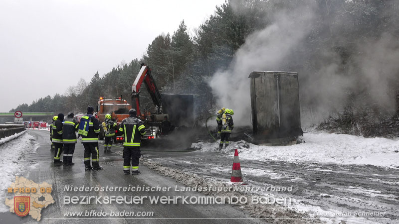 20260109_Vollbrand LKW Sattelzug auf der A21 bei Heiligenkreuz NÖ fordert Einsatzkräfte über Stunden  Foto: Stefan Schneider BFKDO BADEN
