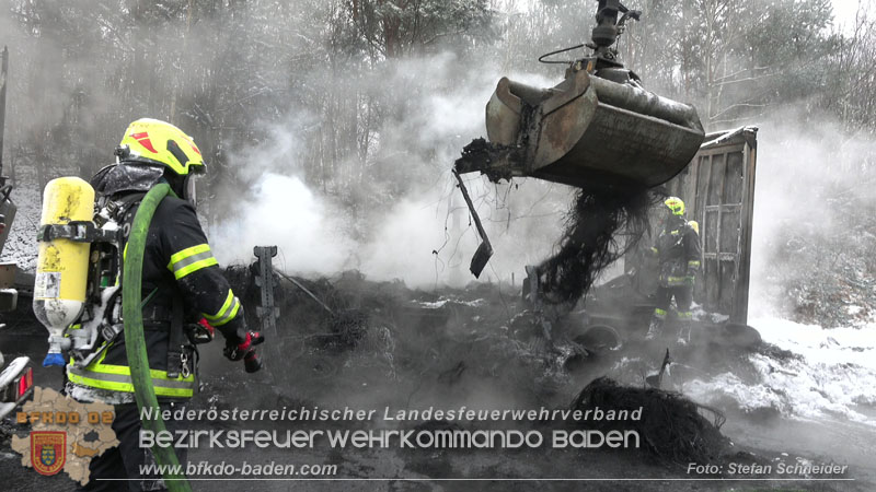 20260109_Vollbrand LKW Sattelzug auf der A21 bei Heiligenkreuz NÖ fordert Einsatzkräfte über Stunden  Foto: Stefan Schneider BFKDO BADEN