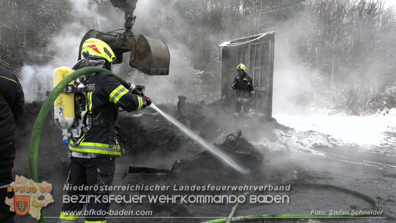 20260109_Vollbrand LKW Sattelzug auf der A21 bei Heiligenkreuz NÖ fordert Einsatzkräfte über Stunden  Foto: Stefan Schneider BFKDO BADEN