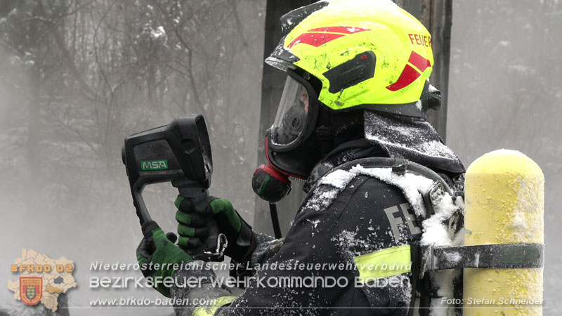 20260109_Vollbrand LKW Sattelzug auf der A21 bei Heiligenkreuz NÖ fordert Einsatzkräfte über Stunden  Foto: Stefan Schneider BFKDO BADEN