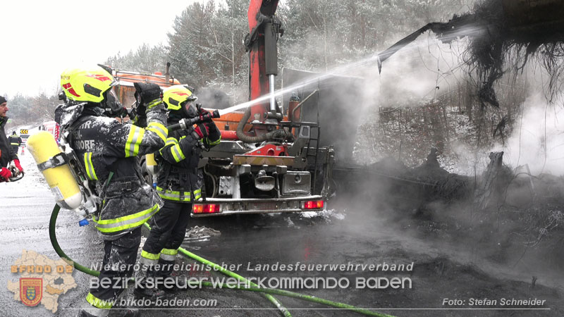 20260109_Vollbrand LKW Sattelzug auf der A21 bei Heiligenkreuz NÖ fordert Einsatzkräfte über Stunden  Foto: Stefan Schneider BFKDO BADEN