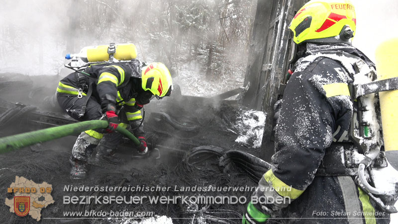 20260109_Vollbrand LKW Sattelzug auf der A21 bei Heiligenkreuz NÖ fordert Einsatzkräfte über Stunden  Foto: Stefan Schneider BFKDO BADEN