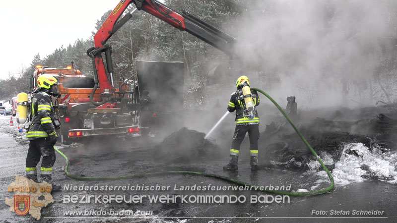 20260109_Vollbrand LKW Sattelzug auf der A21 bei Heiligenkreuz NÖ fordert Einsatzkräfte über Stunden  Foto: Stefan Schneider BFKDO BADEN