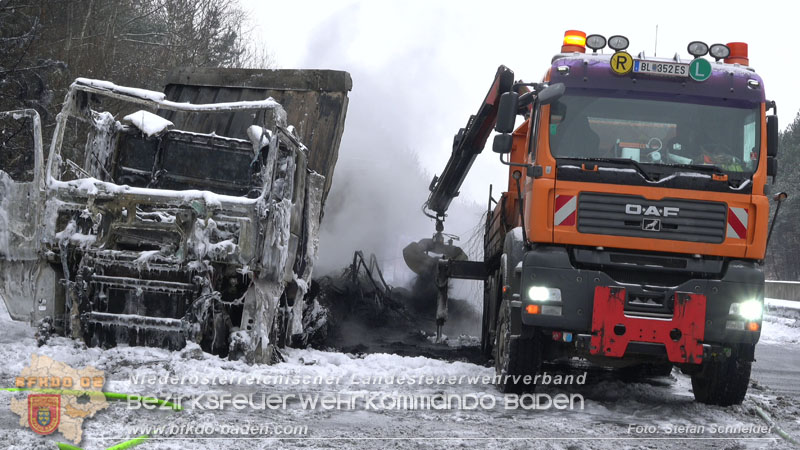 20260109_Vollbrand LKW Sattelzug auf der A21 bei Heiligenkreuz NÖ fordert Einsatzkräfte über Stunden  Foto: Stefan Schneider BFKDO BADEN