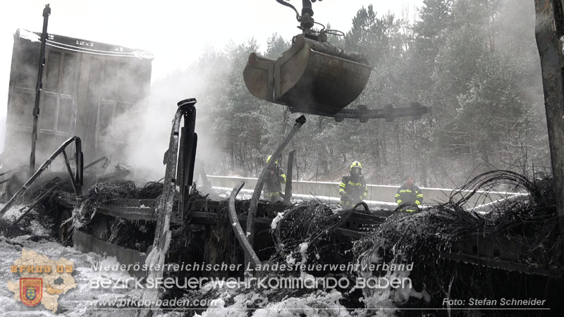 20260109_Vollbrand LKW Sattelzug auf der A21 bei Heiligenkreuz NÖ fordert Einsatzkräfte über Stunden  Foto: Stefan Schneider BFKDO BADEN