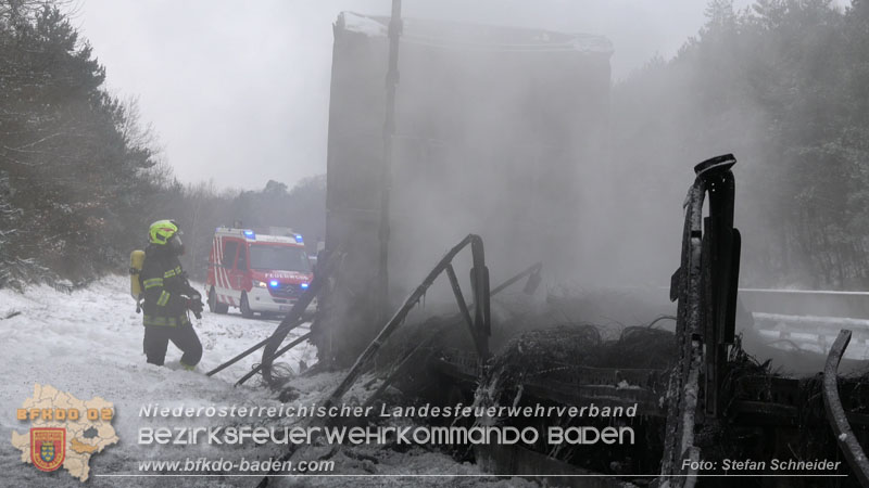 20260109_Vollbrand LKW Sattelzug auf der A21 bei Heiligenkreuz NÖ fordert Einsatzkräfte über Stunden  Foto: Stefan Schneider BFKDO BADEN