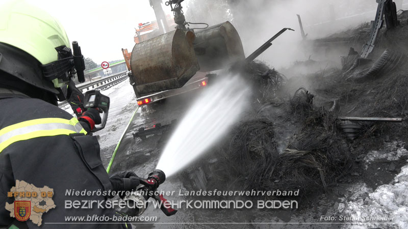20260109_Vollbrand LKW Sattelzug auf der A21 bei Heiligenkreuz NÖ fordert Einsatzkräfte über Stunden  Foto: Stefan Schneider BFKDO BADEN