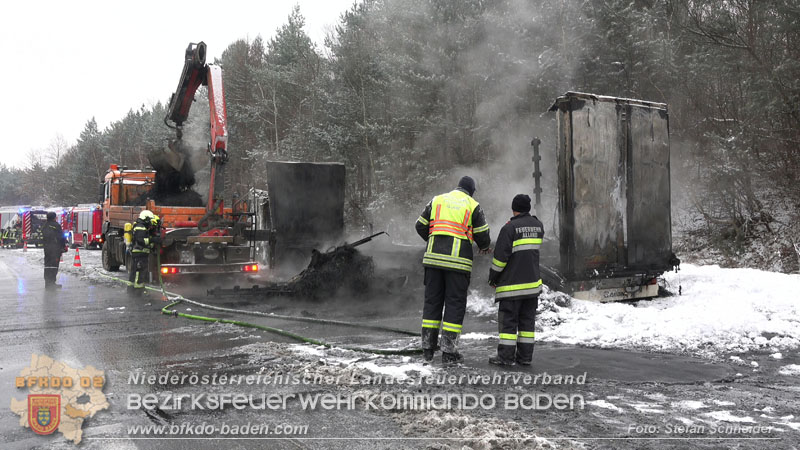 20260109_Vollbrand LKW Sattelzug auf der A21 bei Heiligenkreuz NÖ fordert Einsatzkräfte über Stunden  Foto: Stefan Schneider BFKDO BADEN