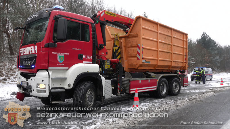 20260109_Vollbrand LKW Sattelzug auf der A21 bei Heiligenkreuz NÖ fordert Einsatzkräfte über Stunden  Foto: Stefan Schneider BFKDO BADEN