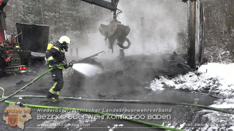 20260109_Vollbrand LKW Sattelzug auf der A21 bei Heiligenkreuz NÖ fordert Einsatzkräfte über Stunden  Foto: Stefan Schneider BFKDO BADEN