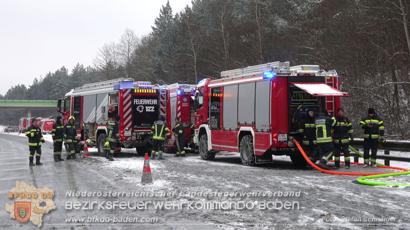 20260109_Vollbrand LKW Sattelzug auf der A21 bei Heiligenkreuz NÖ fordert Einsatzkräfte über Stunden  Foto: Stefan Schneider BFKDO BADEN