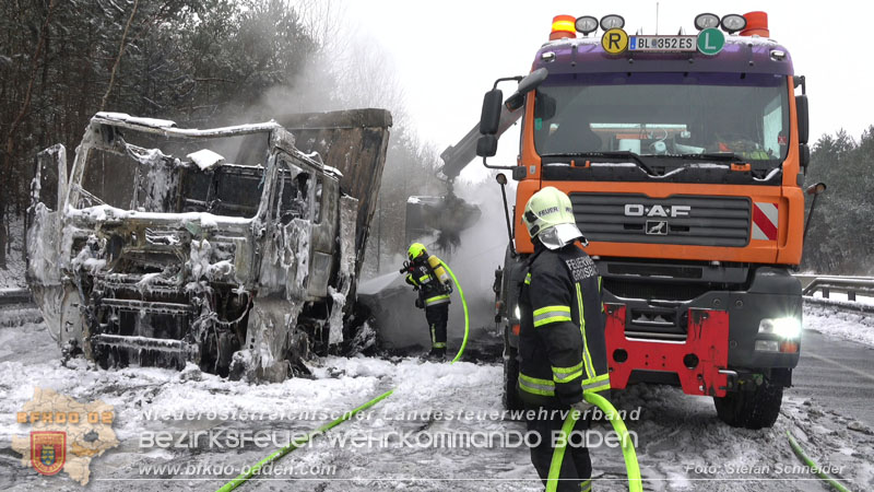 20260109_Vollbrand LKW Sattelzug auf der A21 bei Heiligenkreuz NÖ fordert Einsatzkräfte über Stunden  Foto: Stefan Schneider BFKDO BADEN
