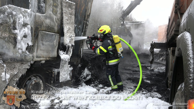 20260109_Vollbrand LKW Sattelzug auf der A21 bei Heiligenkreuz NÖ fordert Einsatzkräfte über Stunden  Foto: Stefan Schneider BFKDO BADEN