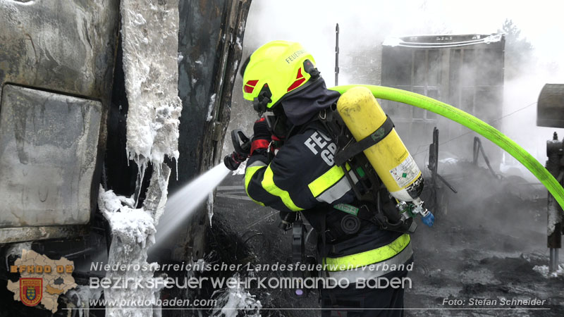 20260109_Vollbrand LKW Sattelzug auf der A21 bei Heiligenkreuz NÖ fordert Einsatzkräfte über Stunden  Foto: Stefan Schneider BFKDO BADEN