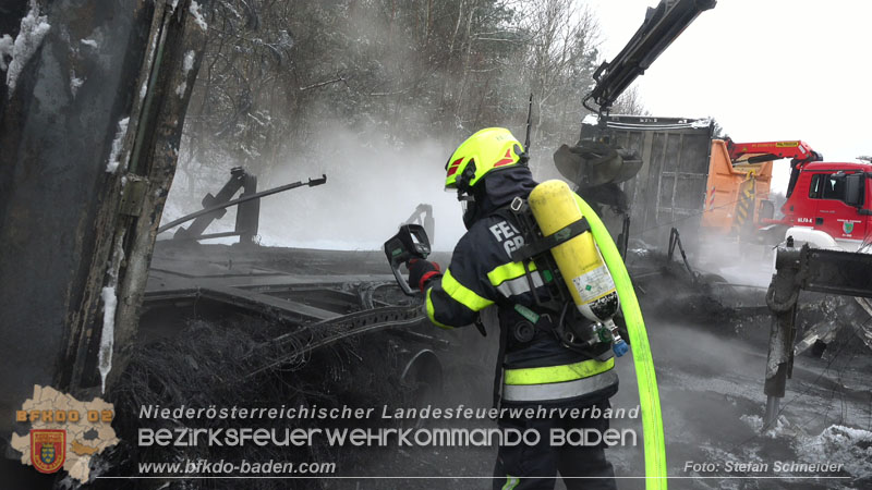 20260109_Vollbrand LKW Sattelzug auf der A21 bei Heiligenkreuz NÖ fordert Einsatzkräfte über Stunden  Foto: Stefan Schneider BFKDO BADEN