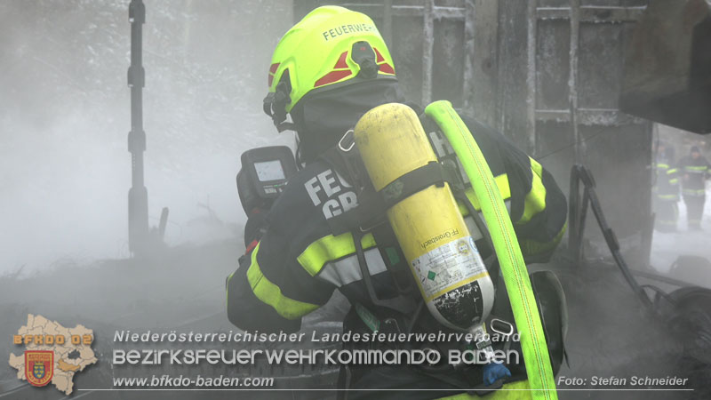 20260109_Vollbrand LKW Sattelzug auf der A21 bei Heiligenkreuz NÖ fordert Einsatzkräfte über Stunden  Foto: Stefan Schneider BFKDO BADEN