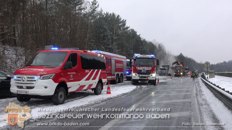 20260109_Vollbrand LKW Sattelzug auf der A21 bei Heiligenkreuz NÖ fordert Einsatzkräfte über Stunden  Foto: Stefan Schneider BFKDO BADEN