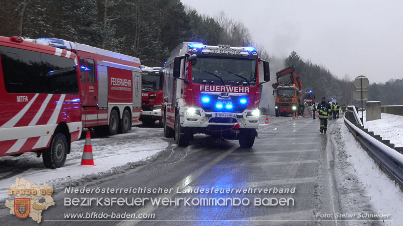 20260109_Vollbrand LKW Sattelzug auf der A21 bei Heiligenkreuz NÖ fordert Einsatzkräfte über Stunden  Foto: Stefan Schneider BFKDO BADEN