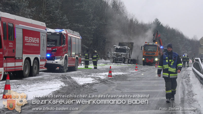 20260109_Vollbrand LKW Sattelzug auf der A21 bei Heiligenkreuz NÖ fordert Einsatzkräfte über Stunden  Foto: Stefan Schneider BFKDO BADEN