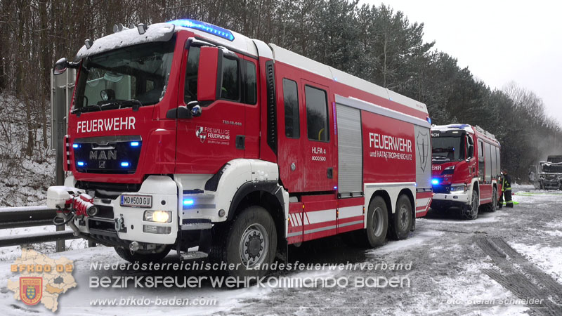 20260109_Vollbrand LKW Sattelzug auf der A21 bei Heiligenkreuz NÖ fordert Einsatzkräfte über Stunden  Foto: Stefan Schneider BFKDO BADEN