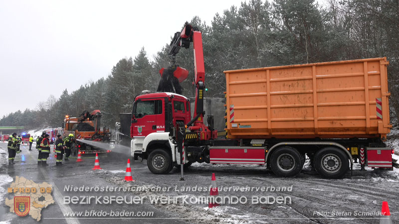 20260109_Vollbrand LKW Sattelzug auf der A21 bei Heiligenkreuz NÖ fordert Einsatzkräfte über Stunden  Foto: Stefan Schneider BFKDO BADEN