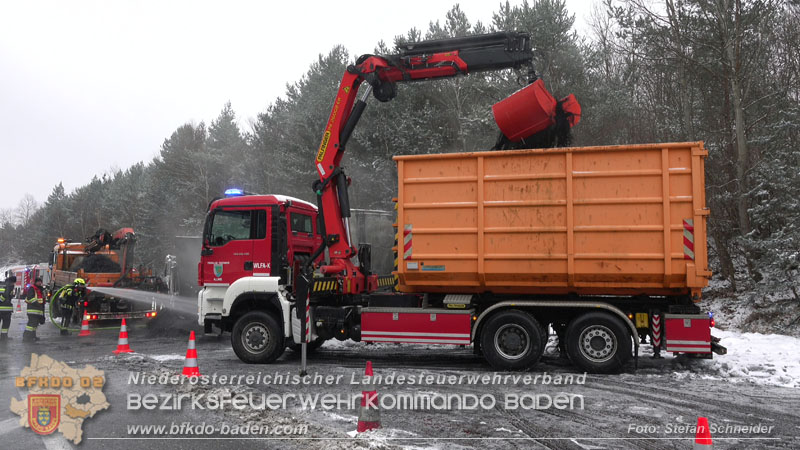 20260109_Vollbrand LKW Sattelzug auf der A21 bei Heiligenkreuz NÖ fordert Einsatzkräfte über Stunden  Foto: Stefan Schneider BFKDO BADEN