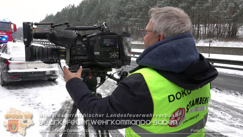 20260109_Vollbrand LKW Sattelzug auf der A21 bei Heiligenkreuz NÖ fordert Einsatzkräfte über Stunden  Foto: Stefan Schneider BFKDO BADEN