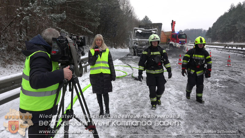 20260109_Vollbrand LKW Sattelzug auf der A21 bei Heiligenkreuz NÖ fordert Einsatzkräfte über Stunden  Foto: Stefan Schneider BFKDO BADEN