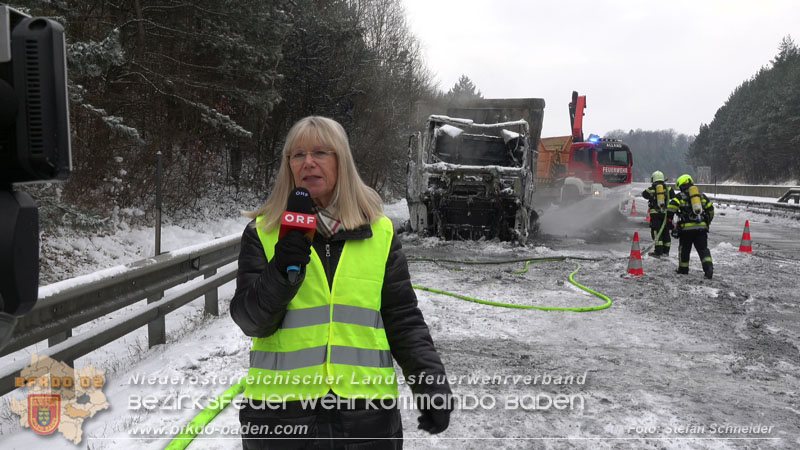 20260109_Vollbrand LKW Sattelzug auf der A21 bei Heiligenkreuz NÖ fordert Einsatzkräfte über Stunden  Foto: Stefan Schneider BFKDO BADEN