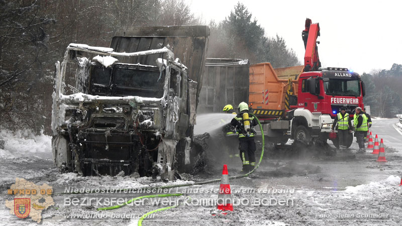 20260109_Vollbrand LKW Sattelzug auf der A21 bei Heiligenkreuz NÖ fordert Einsatzkräfte über Stunden  Foto: Stefan Schneider BFKDO BADEN