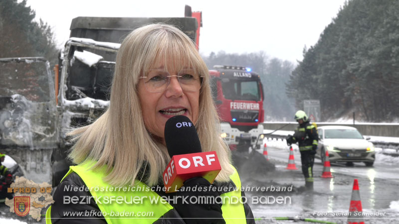 20260109_Vollbrand LKW Sattelzug auf der A21 bei Heiligenkreuz NÖ fordert Einsatzkräfte über Stunden  Foto: Stefan Schneider BFKDO BADEN