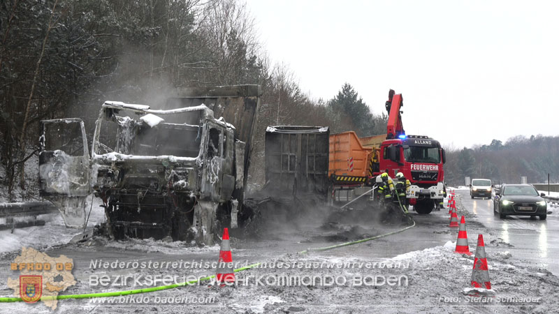 20260109_Vollbrand LKW Sattelzug auf der A21 bei Heiligenkreuz NÖ fordert Einsatzkräfte über Stunden  Foto: Stefan Schneider BFKDO BADEN