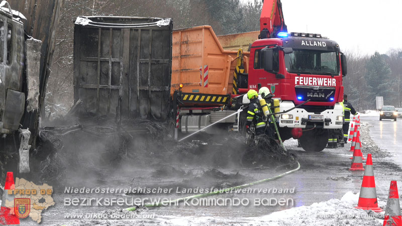 20260109_Vollbrand LKW Sattelzug auf der A21 bei Heiligenkreuz NÖ fordert Einsatzkräfte über Stunden  Foto: Stefan Schneider BFKDO BADEN