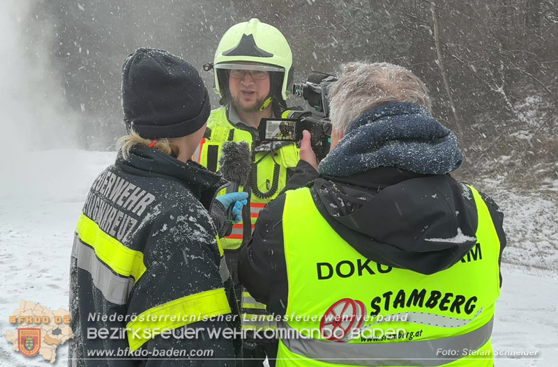 20260109_Vollbrand LKW Sattelzug auf der A21 bei Heiligenkreuz NÖ fordert Einsatzkräfte über Stunden  Foto: Stefan Schneider BFKDO BADEN
