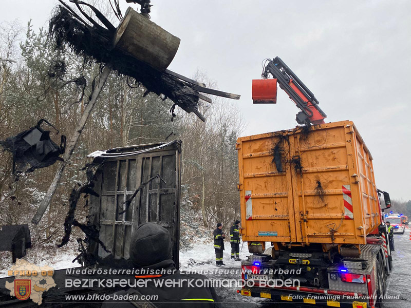 20260109_Vollbrand LKW Sattelzug auf der A21 bei Heiligenkreuz NÖ fordert Einsatzkräfte über Stunden  Foto: FF Alland