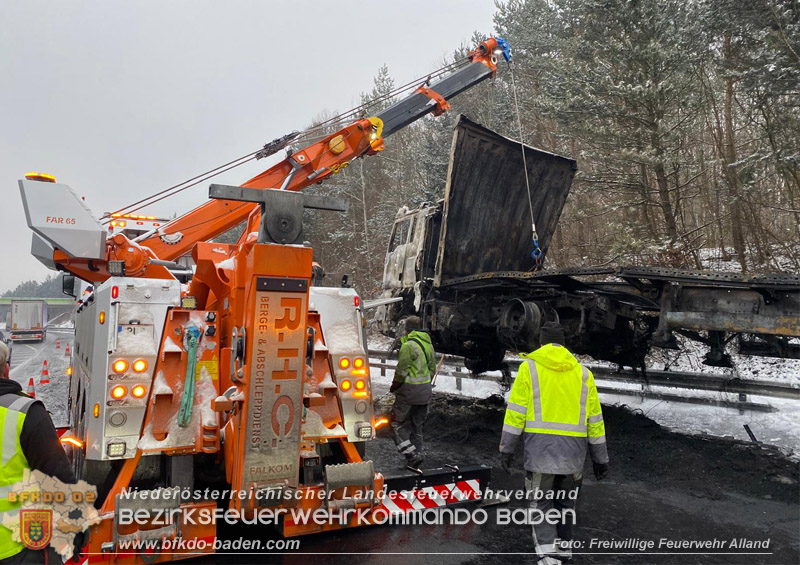 20260109_Vollbrand LKW Sattelzug auf der A21 bei Heiligenkreuz NÖ fordert Einsatzkräfte über Stunden  Foto: FF Alland