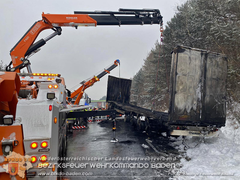 20260109_Vollbrand LKW Sattelzug auf der A21 bei Heiligenkreuz NÖ fordert Einsatzkräfte über Stunden  Foto: FF Alland