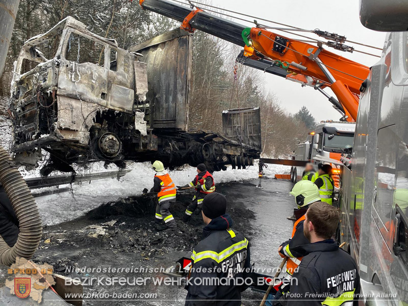 20260109_Vollbrand LKW Sattelzug auf der A21 bei Heiligenkreuz NÖ fordert Einsatzkräfte über Stunden Foto: FF Alland