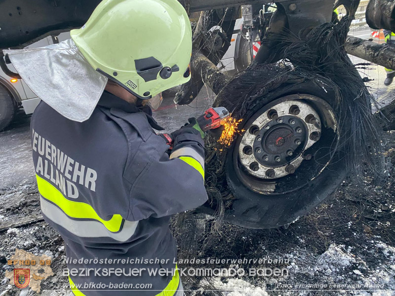 20260109_Vollbrand LKW Sattelzug auf der A21 bei Heiligenkreuz NÖ fordert Einsatzkräfte über Stunden Foto: FF Alland