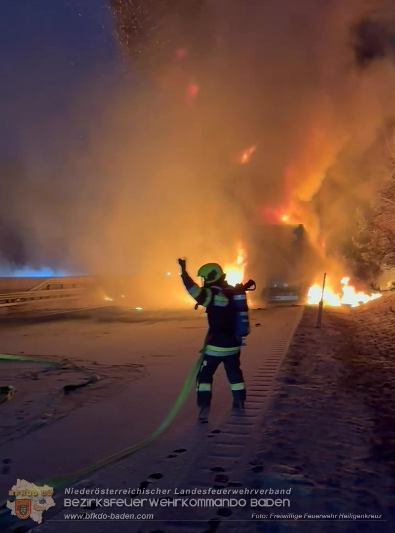 20260109_Vollbrand LKW Sattelzug auf der A21 bei Heiligenkreuz NÖ fordert Einsatzkräfte über Stunden Foto: FF Heiligenkreuz