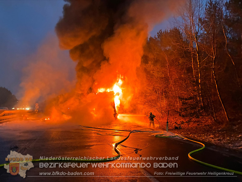 20260109_Vollbrand LKW Sattelzug auf der A21 bei Heiligenkreuz NÖ fordert Einsatzkräfte über Stunden Foto: FF Heiligenkreuz