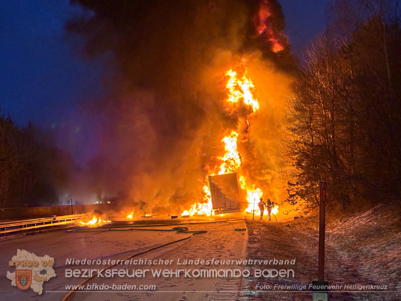 20260109_Vollbrand LKW Sattelzug auf der A21 bei Heiligenkreuz NÖ fordert Einsatzkräfte über Stunden Foto: FF Heiligenkreuz