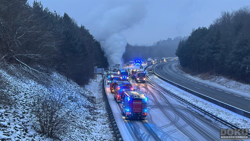 20260109_Vollbrand LKW Sattelzug auf der A21 bei Heiligenkreuz NÖ fordert Einsatzkräfte über Stunden Foto: DOKU NÖ / Helmuth Stamberg