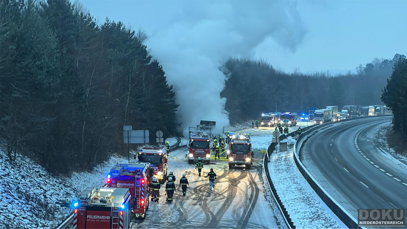 20260109_Vollbrand LKW Sattelzug auf der A21 bei Heiligenkreuz NÖ fordert Einsatzkräfte über Stunden Foto: DOKU NÖ / Helmuth Stamberg
