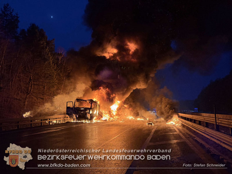 20260109_Vollbrand LKW Sattelzug auf der A21 bei Heiligenkreuz NÖ fordert Einsatzkräfte über Stunden  Foto: Stefan Schneider BFKDO BADEN