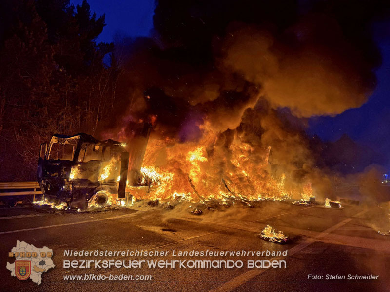 20260109_Vollbrand LKW Sattelzug auf der A21 bei Heiligenkreuz NÖ fordert Einsatzkräfte über Stunden  Foto: Stefan Schneider BFKDO BADEN