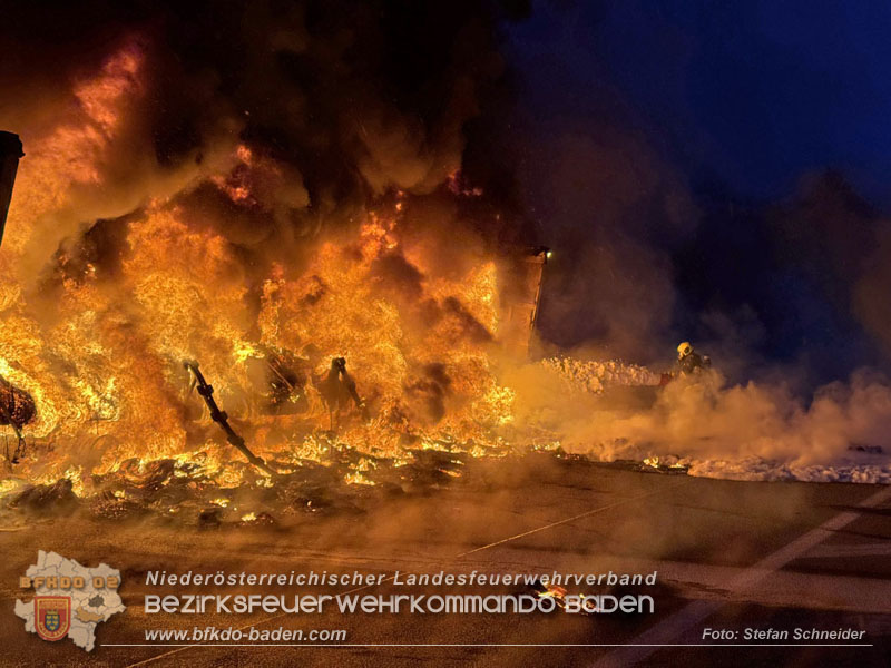 20260109_Vollbrand LKW Sattelzug auf der A21 bei Heiligenkreuz NÖ fordert Einsatzkräfte über Stunden  Foto: Stefan Schneider BFKDO BADEN