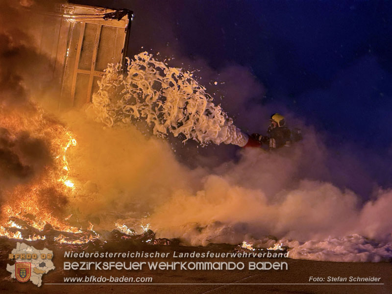 20260109_Vollbrand LKW Sattelzug auf der A21 bei Heiligenkreuz NÖ fordert Einsatzkräfte über Stunden  Foto: Stefan Schneider BFKDO BADEN